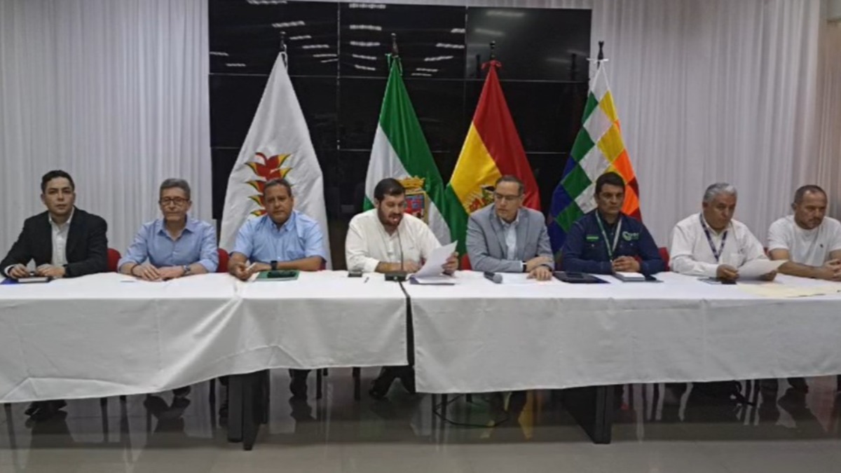 Reunión entre YPFB, transportistas y cívicos cruceños. Foto: Captura