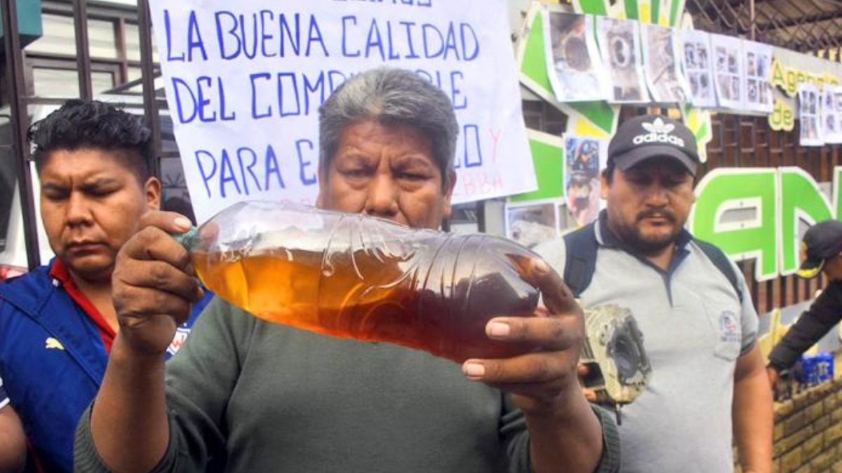 Transportistas de Cochabamba muestran la calidad del combustible. Foto: Los Tiempos.
