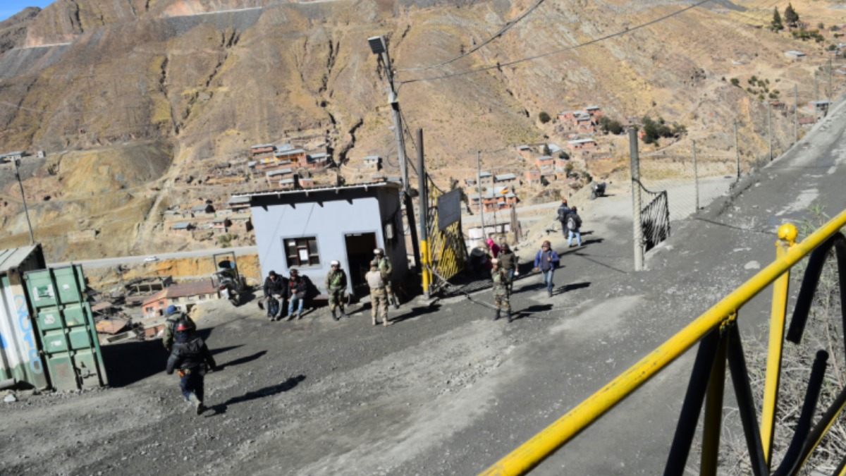 Uno de los ingresos a la empresa minera Huanuni. Foto: ANF