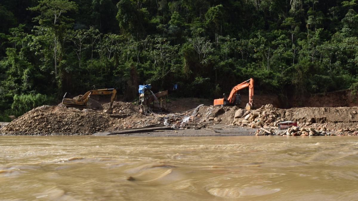 Actividad minera sobre un río. Foto: Mongabay Latam