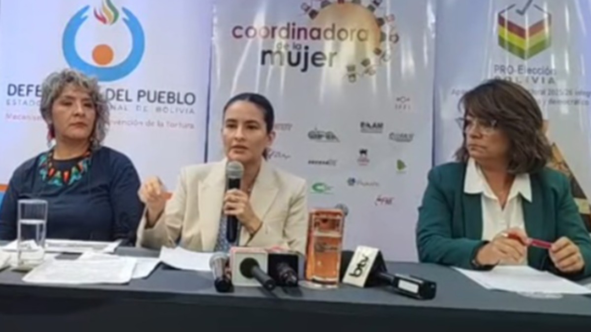 Al centro, Paola Aguirre, y a la derecha Sdenka Silva. Foto: captura de video