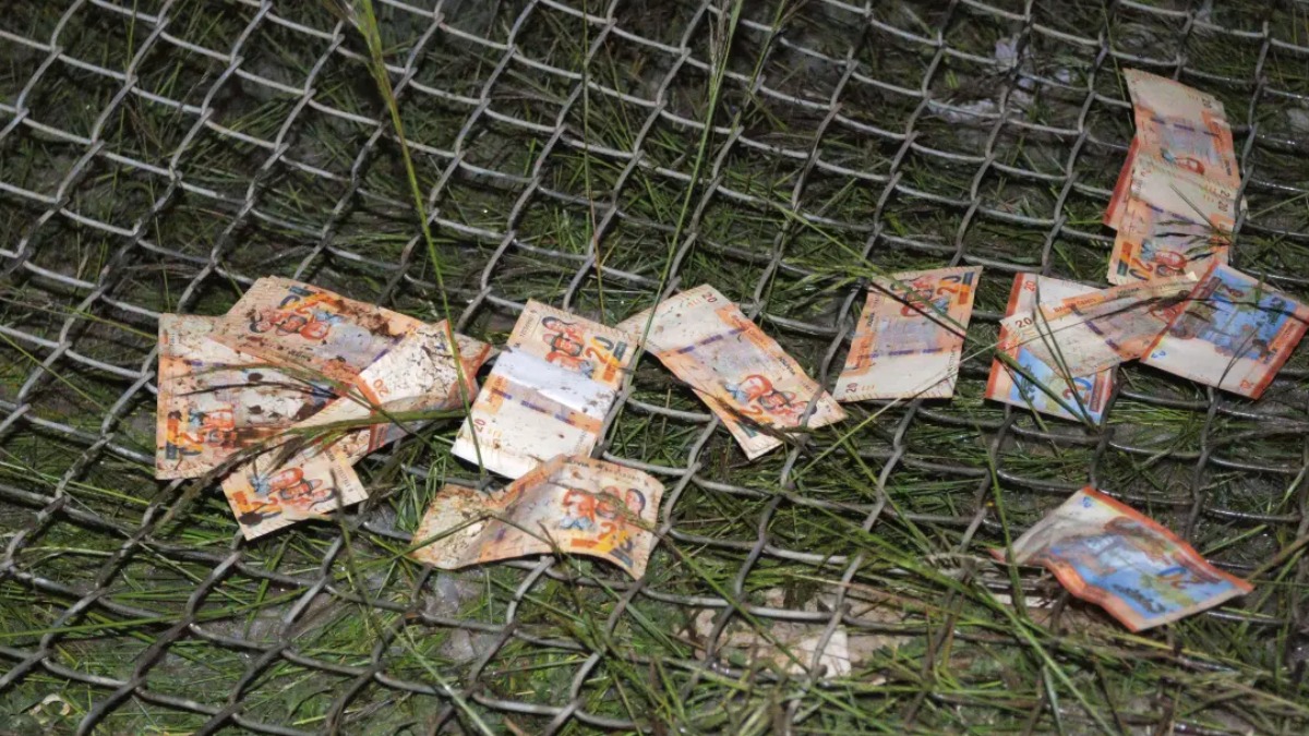 Billetes sustraídos de la aeronave siniestrada en El Alto. Foto: Internet