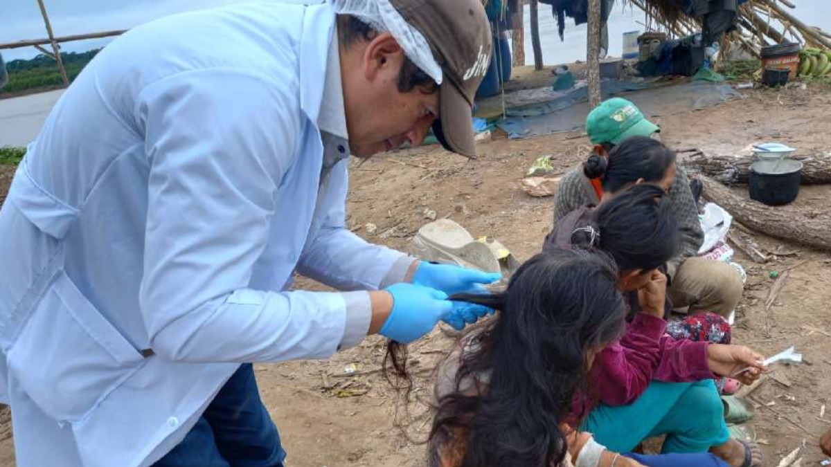 Científicos recogen muestras de contaminación por mercurio en comunidades de la Amazonía boliviana. Foto: Momgabay