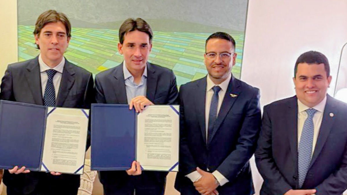 De izq a der: Mauricio Zamora, Ministro de Obras Públicas; Silvio Costa Filho, ministro de Puertos y Aeropuertos de Brasil; José Antonio Fanola, director de la DGAC; Tiago Faierstein, director de la Agencia de Aviación Civil