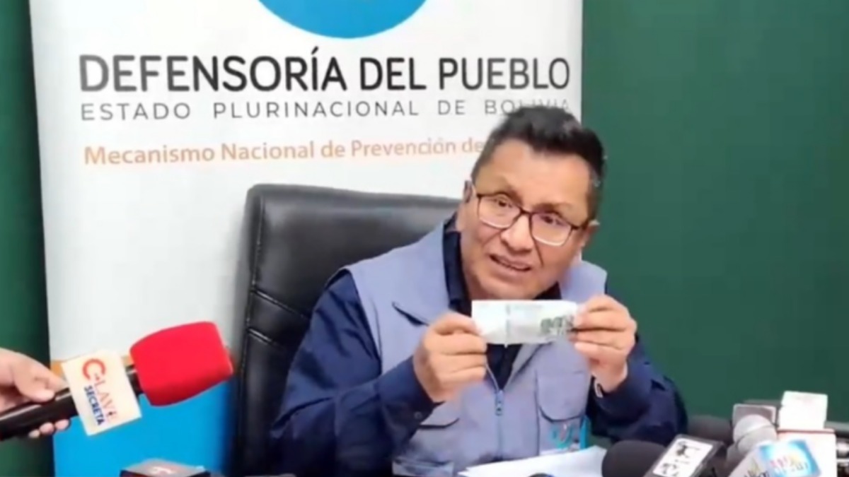 Defensor del Pueblo, Pedro Callisaya, con su billete de la Serie B que no puede usar.