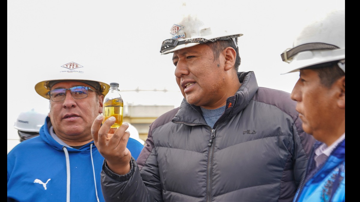 Dirigentes de los transportistas verifican la calidad de la gasolina en la planta de Senkata