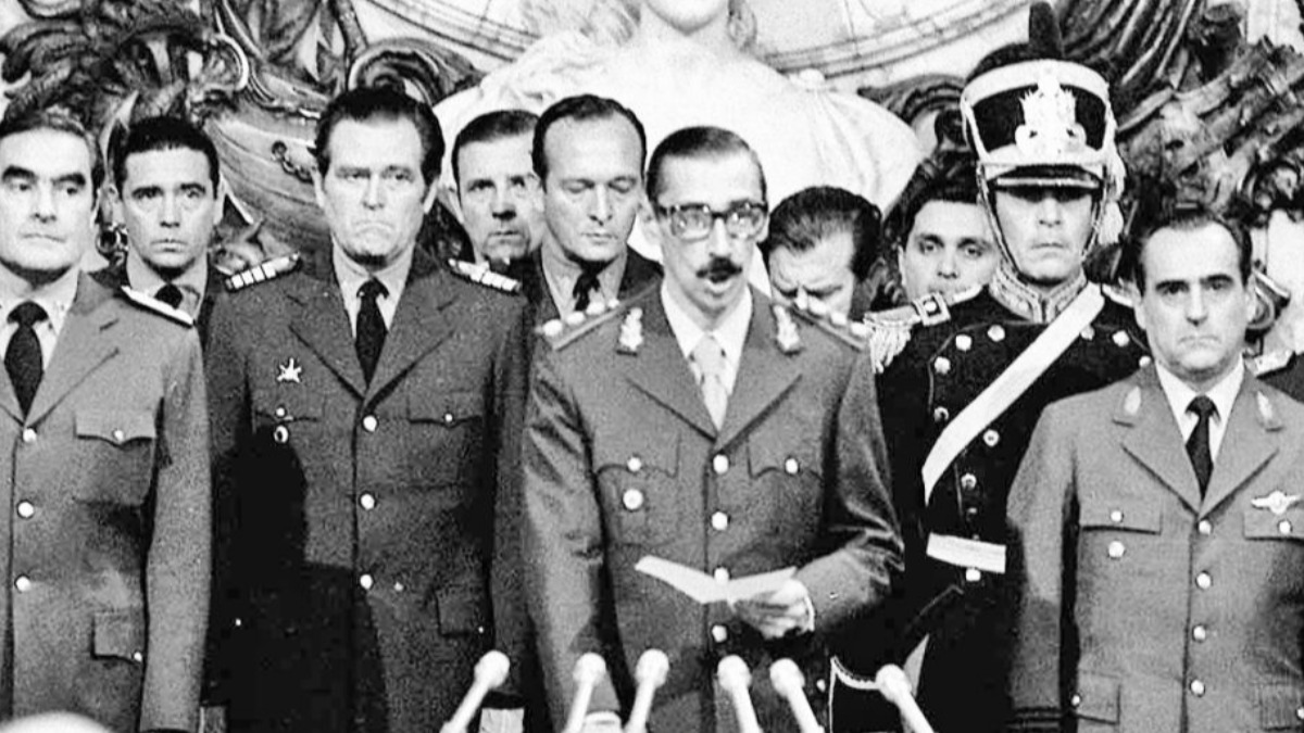 El dictador Jorge Videla (centro) jura como presidente de Argentina después de un golpe de Estado.