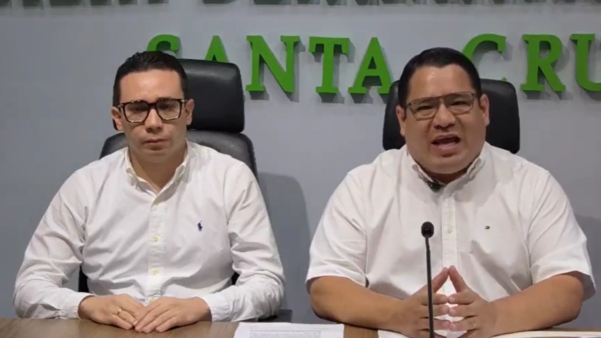 El fiscal general del Estado, Roger Mariaca (d) y el Fiscal Departamental de Santa Cruz, Alberto Zeballos (i)