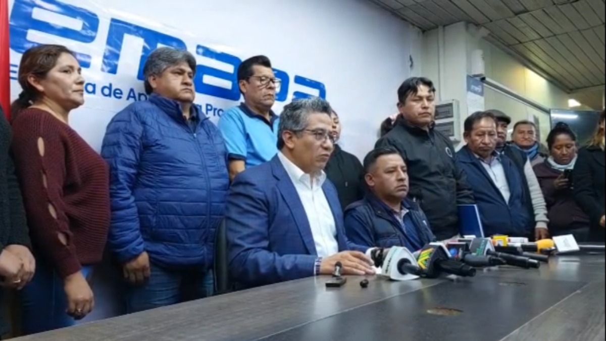 El gerente de Emapa, Sergio Siles y dirigentes panificadores. Foto: Captura de video