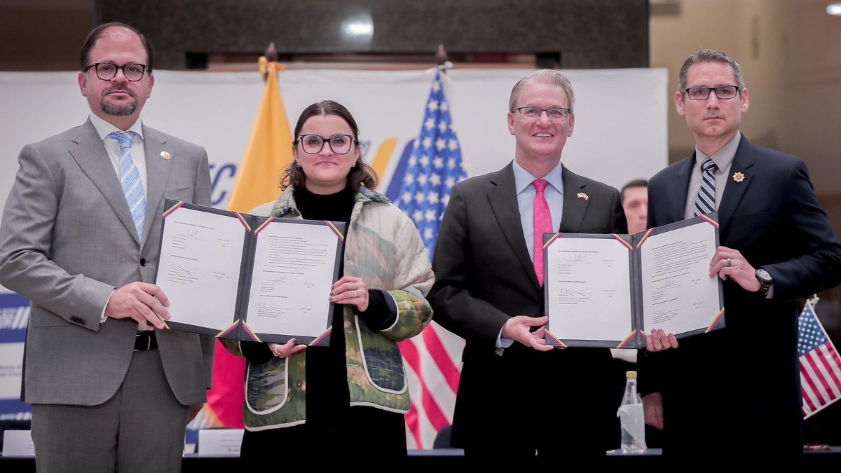 El ministerio de Interior y la vicepresidenta ecuatorianos, John Reimberg y María José Pinto, con el encargado de negocios de la Embajada de EEUU en Ecuador, Lawrence Petroni, y el director regional del FBI, Allen Pack.