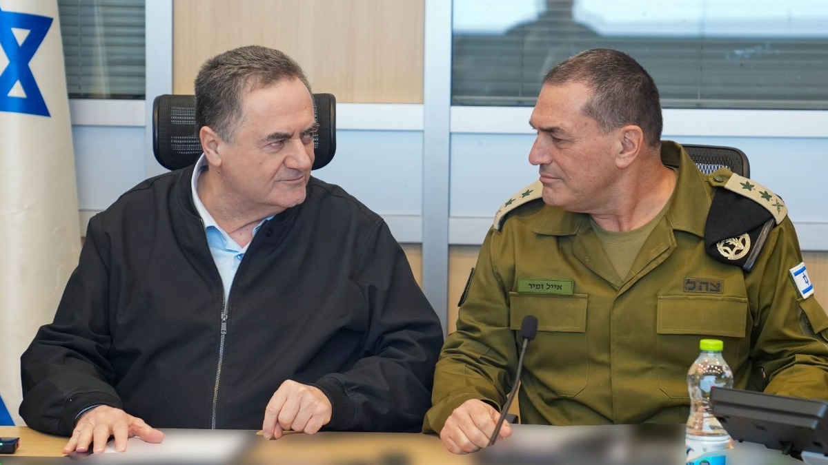 El ministro de Defensa de Israel, Israel Katz (izquierda), junto al jefe del Ejército israelí, Eyal Zamir (derecha).