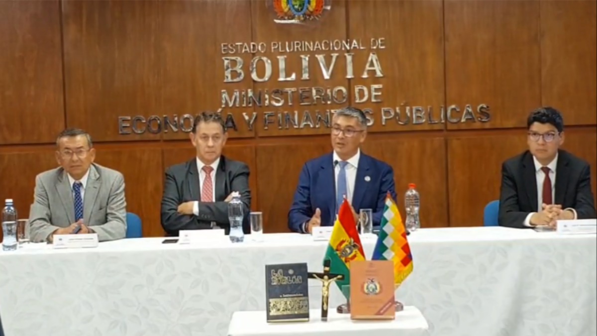 El ministro de Economía durante el acto de posesión del nuevo viceministro de Pensiones y Servicios Financieros. Foto: Captura de video