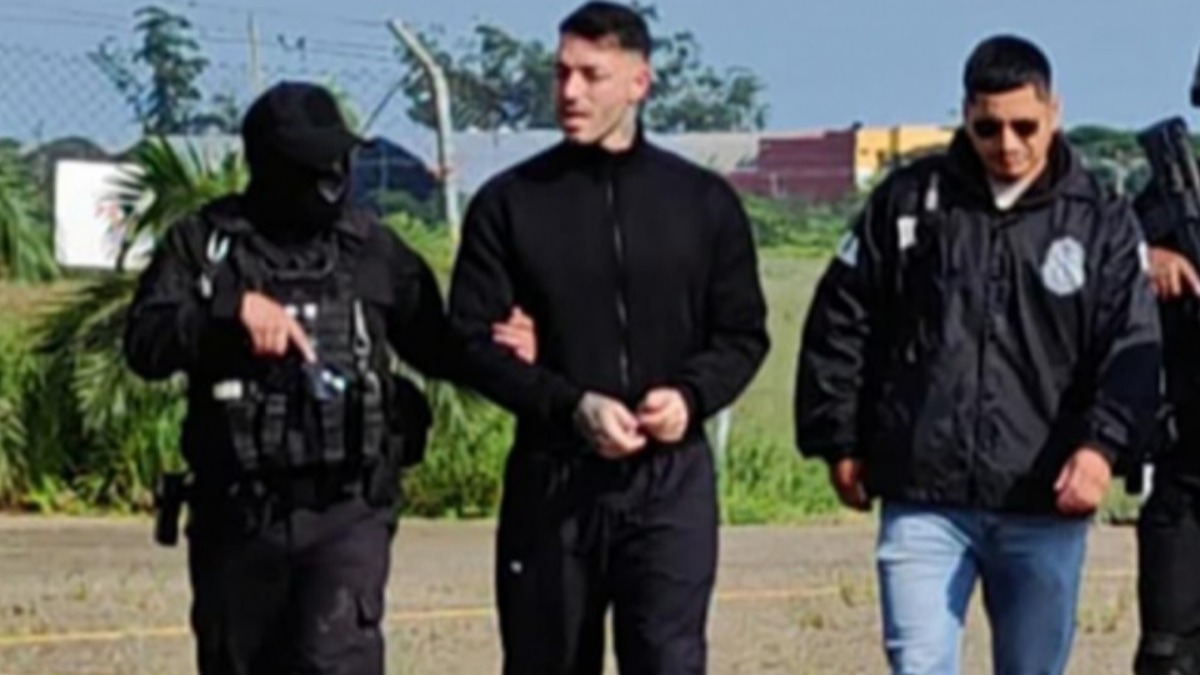 El supuesto narcotraficante uruguayo Sebastián Marset entregado a los agenes de la DEA