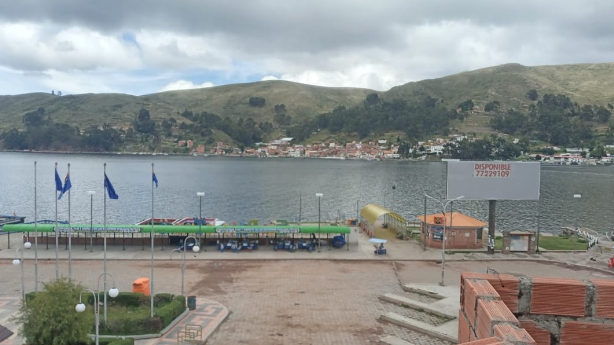 Estrecho de Tiquina totalmente paralizado. Foto: Cortesía