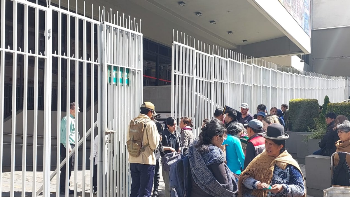Filas en el Banco Central de Bolivia para cambiar billetes de la Serie B. Foto: ANF