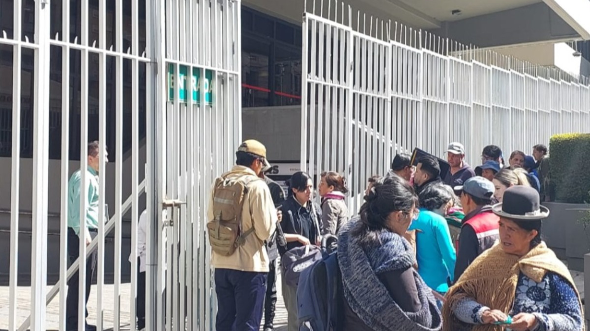 Filas en el Banco Central para cambiar los billetes de la serie B. Imagen de Archivo.
