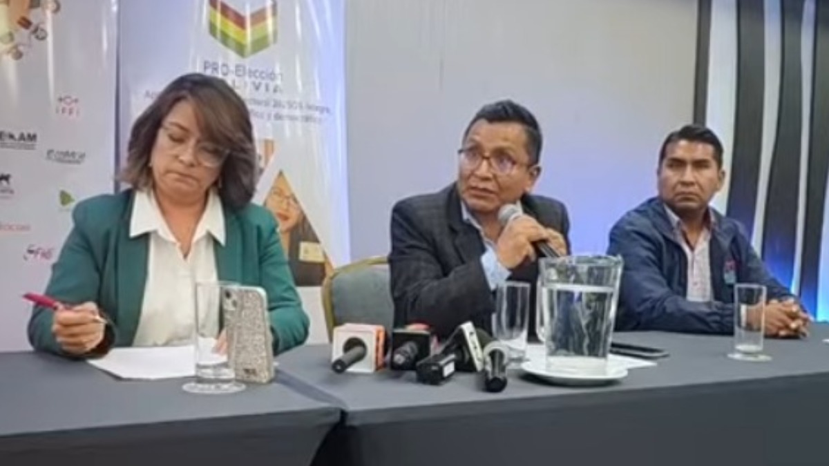 Foto captura de video: al centro, el defensor del Pueblo, Pedro Callisaya.