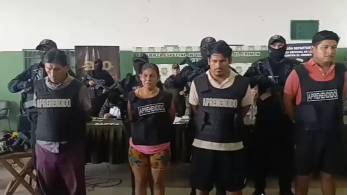 Integrantes de una familia que es acusada de saquear inmueble ligado a Marset. Foto: Captura de video