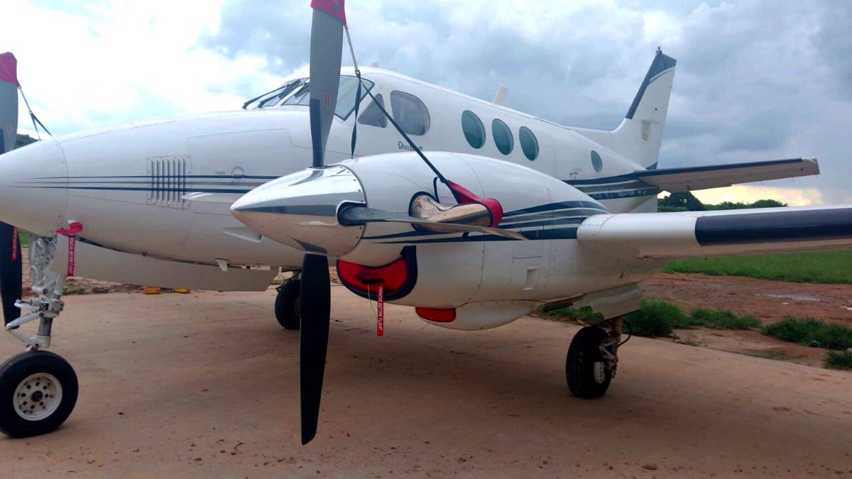 La aeronave bimotor que lleva sellada una corona de rey en la cola.