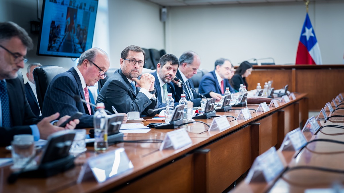 La delegación ministerial de Exteriores de Chile, con su titular Francisco Pérez Mackenna, en la tercera reunión del Comité Binacional de Cooperación Migratoria con su contraparte peruana.