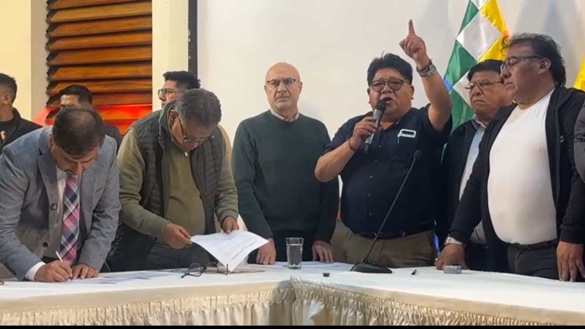 Los ministros firman el acuerdo con los dirigentes del transporte de La Paz y El Alto