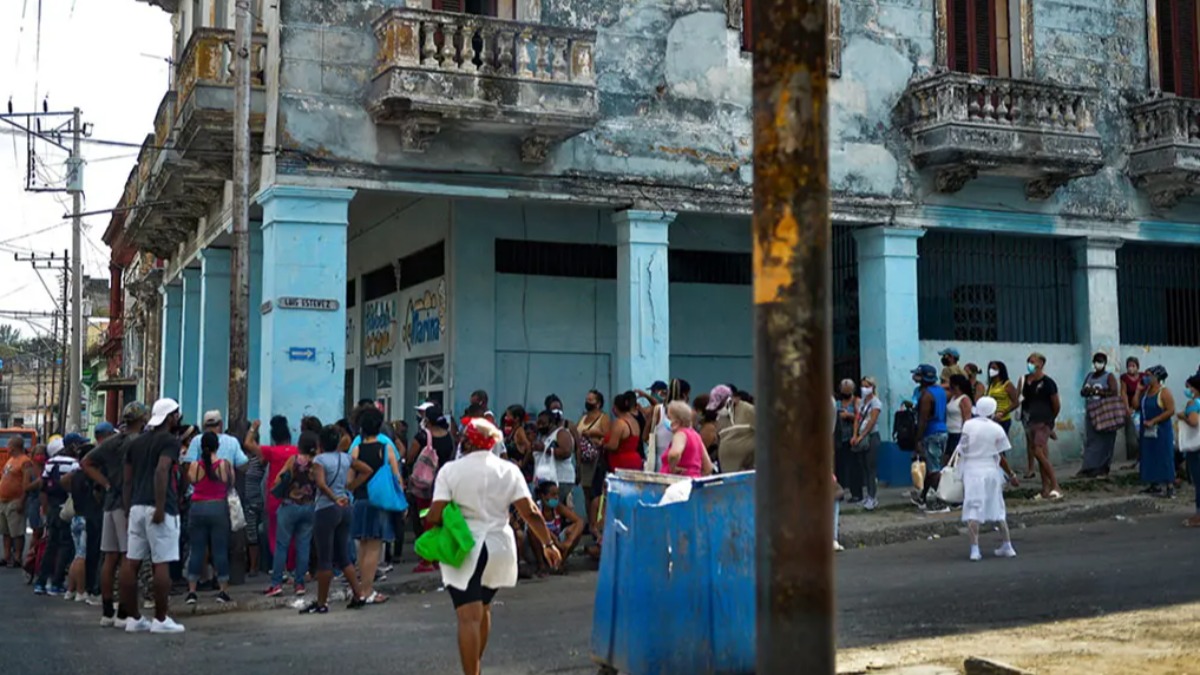 Personas en las calles de Cuba.