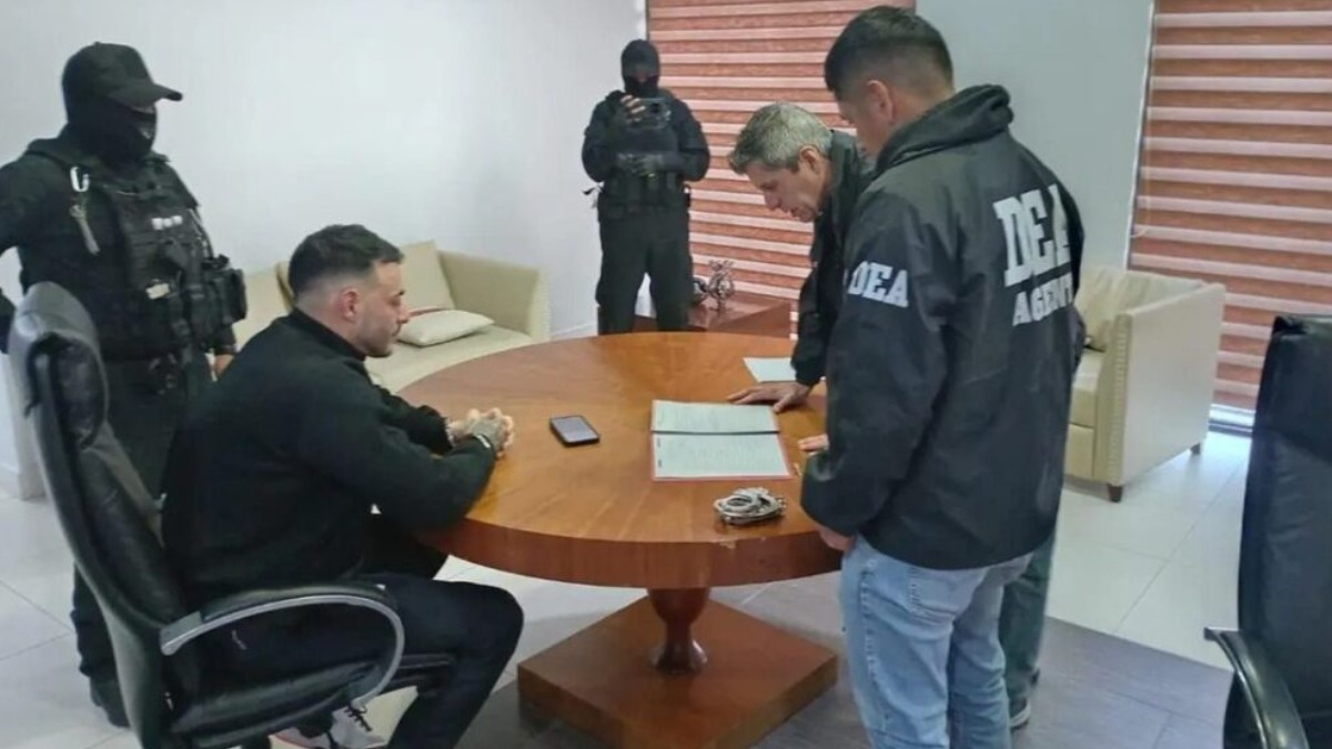 Sebastián Marset sentado cuando fue entregado a la DEA.