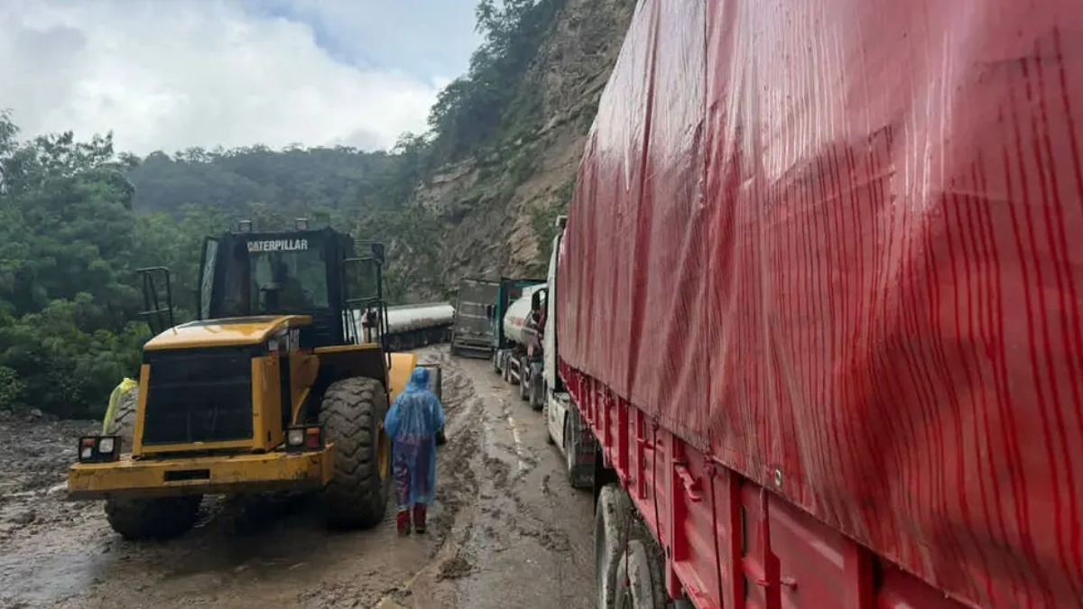 Trabajos con maquinaria pesada en lugar de deslizamientos. Foto: ABI