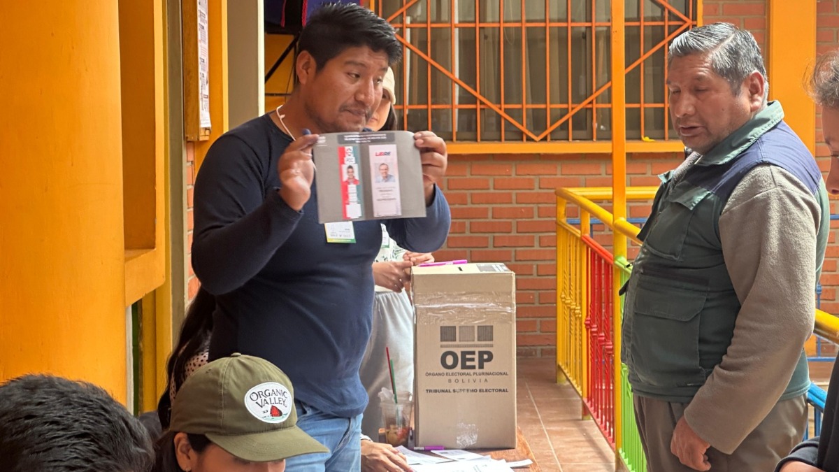 Un jurado electoral muestra una papeleta de sufragio. Foto: ANF