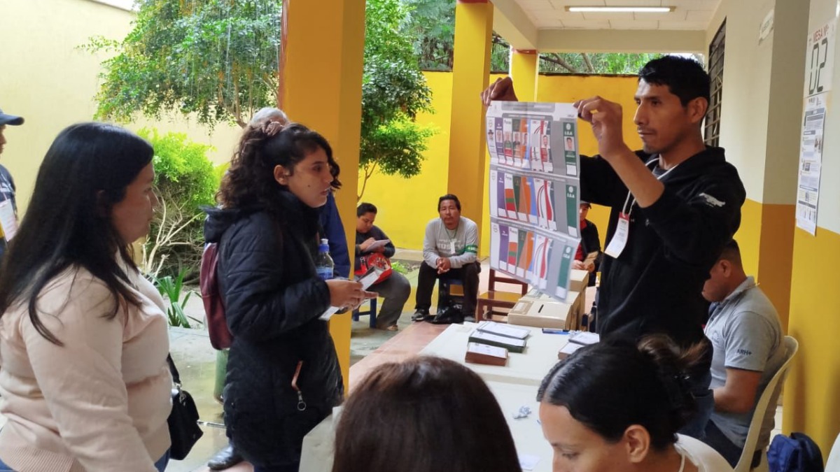 Un jurado muestra la papeleta de sufragio de los candidatos a gobernador de La Paz. Foto: Fundación Jubileo