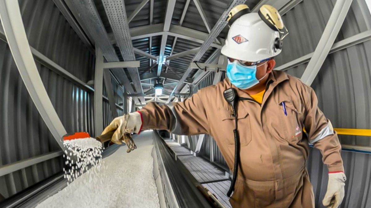 Un trabajador de la Planta de Amoniaco Urea. Foto: YPFB