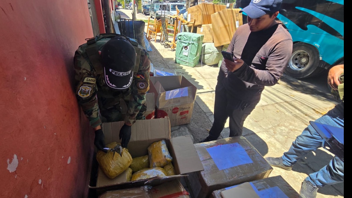 Agentes antidroga decomisan marihuana. Fotografía:  Viceministerio de Defensa Social