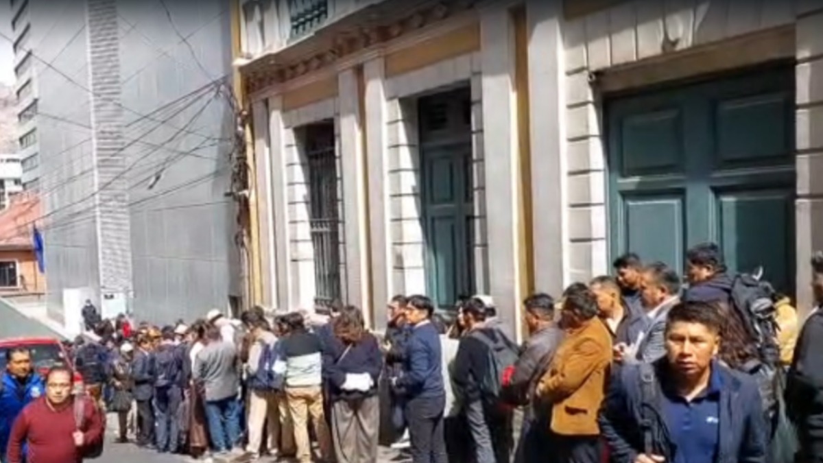 Alcaldes haciendo fila para ingresar a la Casa Grande del Pueblo. Foto: ANF