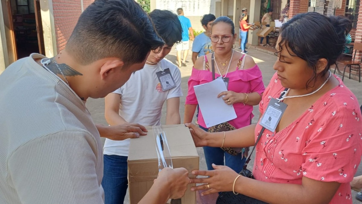 Cierran las ánforas de votación tras cumplir las ocho horas de jornada electoral. Foto: TED Santa Cruz