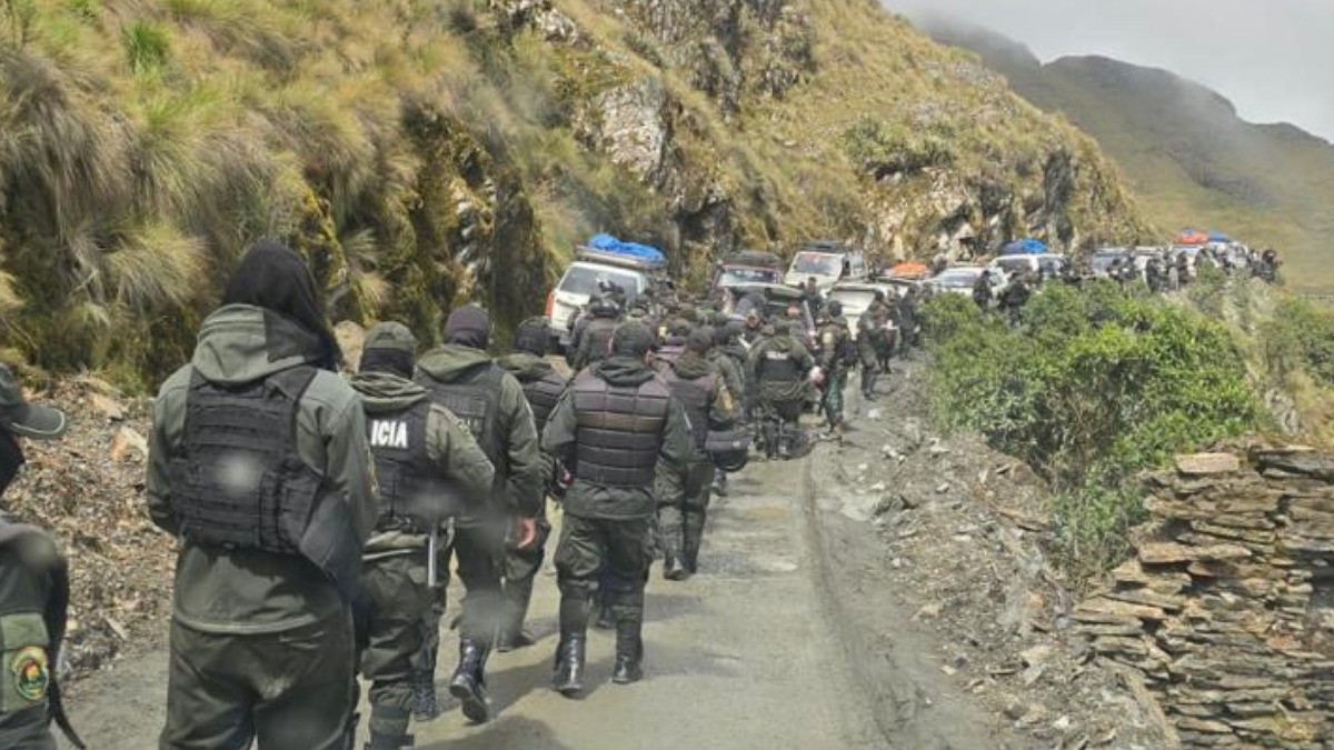 Contingente policial replegado en Sorata. Foto: AJAM