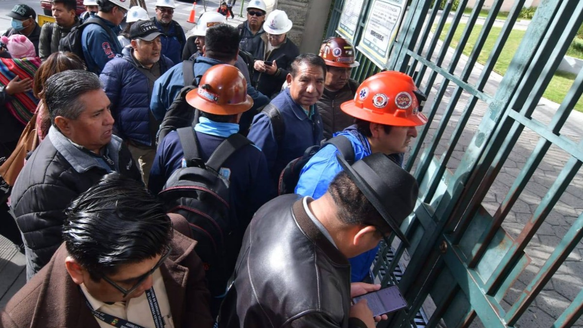 Dirigentes de la COB en puertas del TSE. Foto: DTV