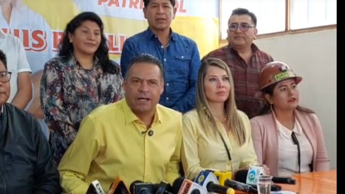 El candiato de Alianza Patria Sol, Luis Revilla