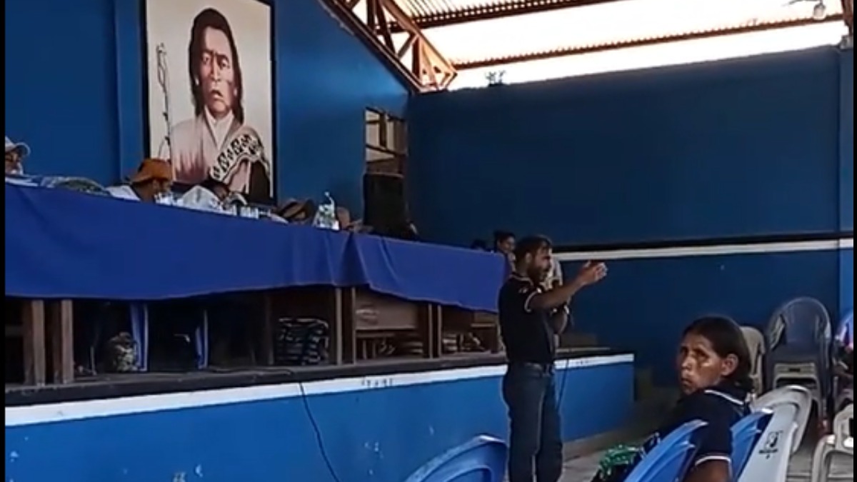El dirigente Elmer Lizarazú habla en una asamblea sindical en el trópico de Cochabamba. Captura de video