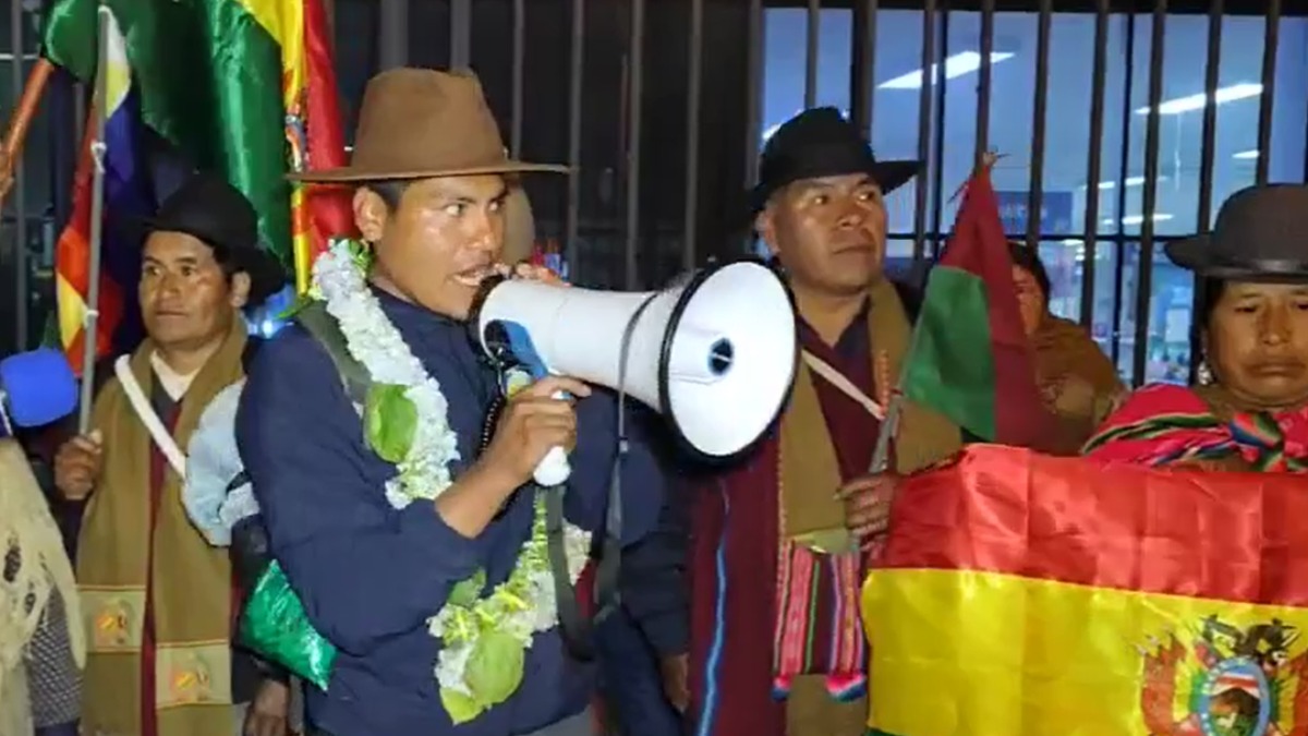 El excandidato a la gobernación de La  Paz, René Yahuasi, arriba a El Alto, tras una marcha de seis días.