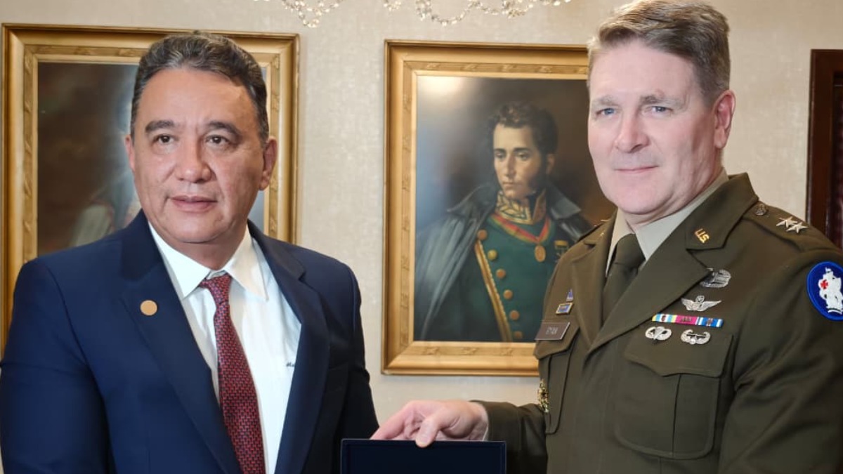 El ministro de Defensa, Marcelo Salinas,  y el comandante del Ejército Sur de Estados Unidos,  mayor general Philip J. Ryan.