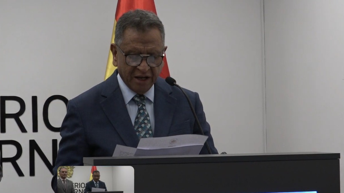 El ministro de Gobierno, Marco Oviedo, lee la carta dirigida al vicepresidente Edmand Lara.
