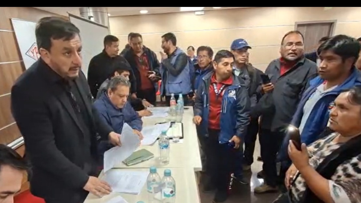 El ministro de Hidrocarburos, Mauricio Medinaceli, logra un acuerdo con los transportistas de Oruro