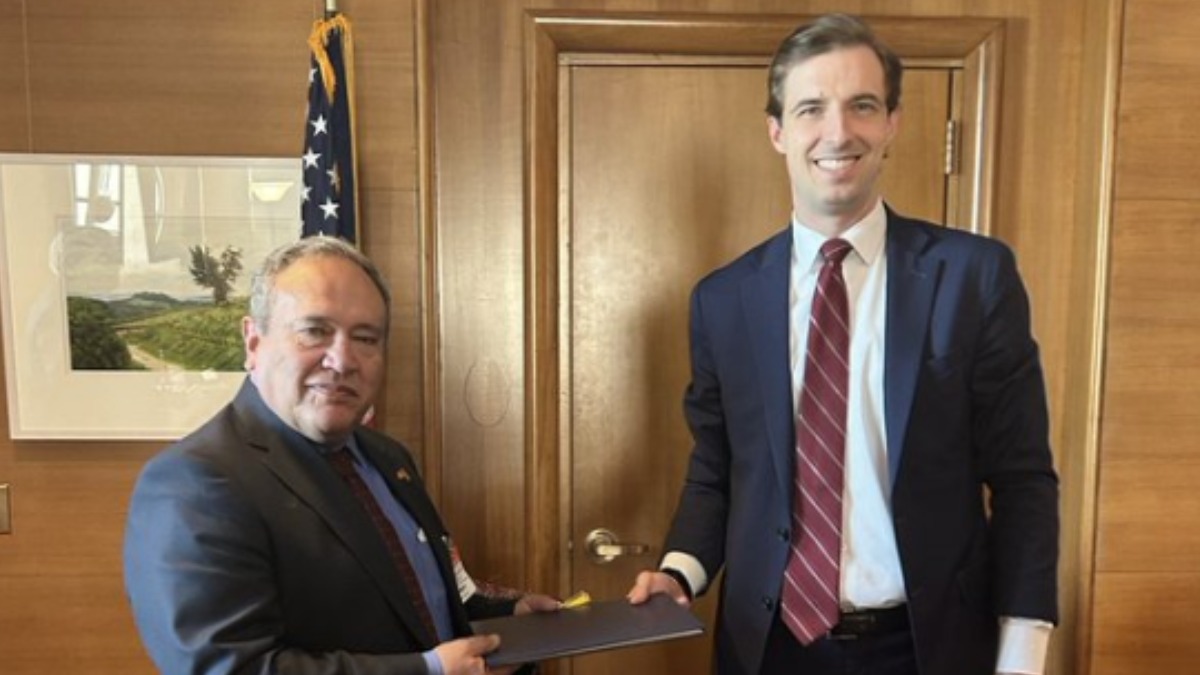 El ministro de Minería, Marco Antonio Calderón de la Barca, y el vicesecretario para Asuntos Económicos de EEUU, Caleb Orr. Foto: Embajada de EEUU.