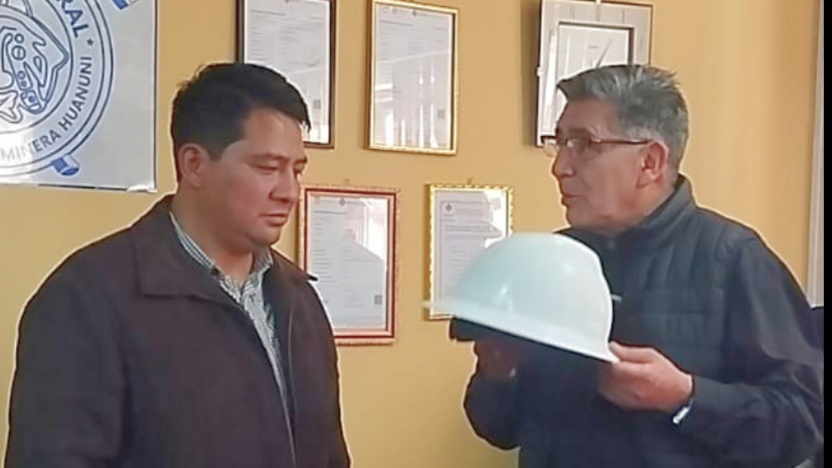 El nuevo gerente de Huanuni, José Velasco (i), conversa con el presidente de Comibol, José Córdova (d).