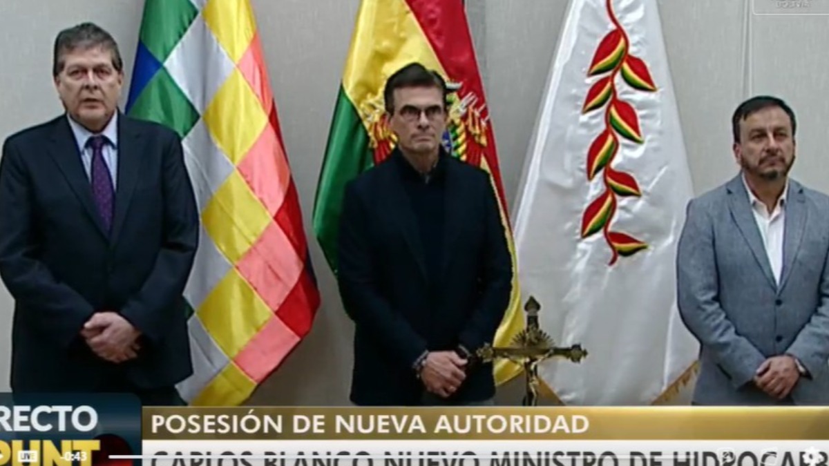 El nuevo ministro de Hidrocarburos, Marcelo Blanco; el presidente Rodrigo Paz, y el ministro saliente, Mauricio Medinaceli.