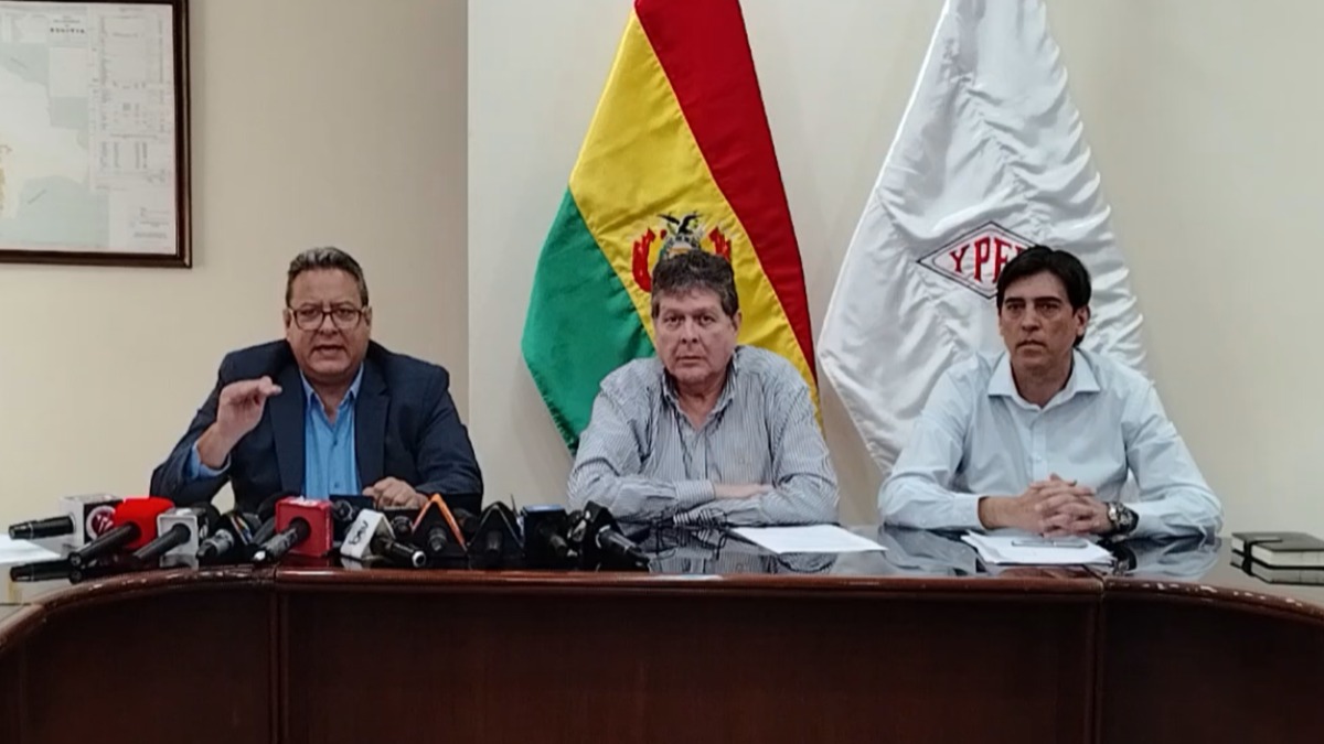 El presidente de YPFB, Sebastián Daroca; el ministro de Hidrocarburos, Marcelo Blanco, y el ministro de Obras Públicas, Mauricio Zamora.