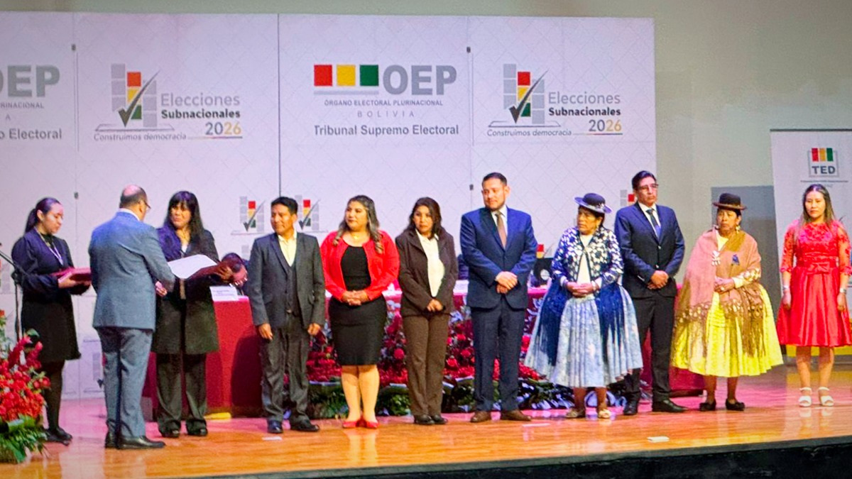 El presidente del TSE, Gustavo Ávila, dio inicio a la entrega de credenciales a las autoridades electas. Foto: BTV