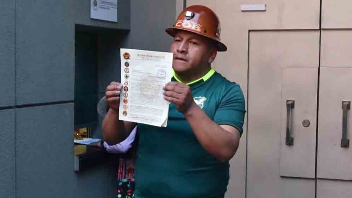 El secretario ejecutivo de la COB, Mario Argollo, entregó el pliego petitorio. Foto: El Deber