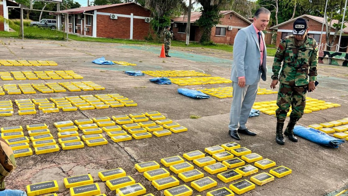 El viceministro Ernesto Justiniano inspecciona el decomiso de cocaína en Beni.