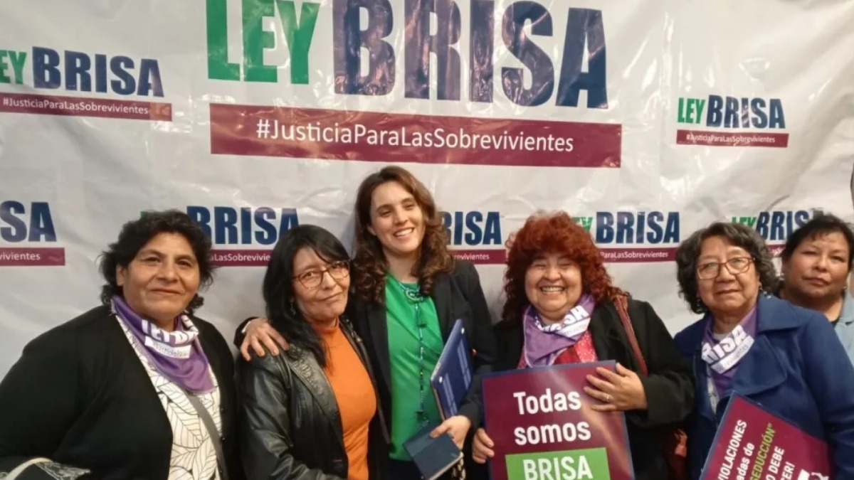 Brisa de Angulo, centro, junto a otras activistas que la respaldan. Foto: Visión360